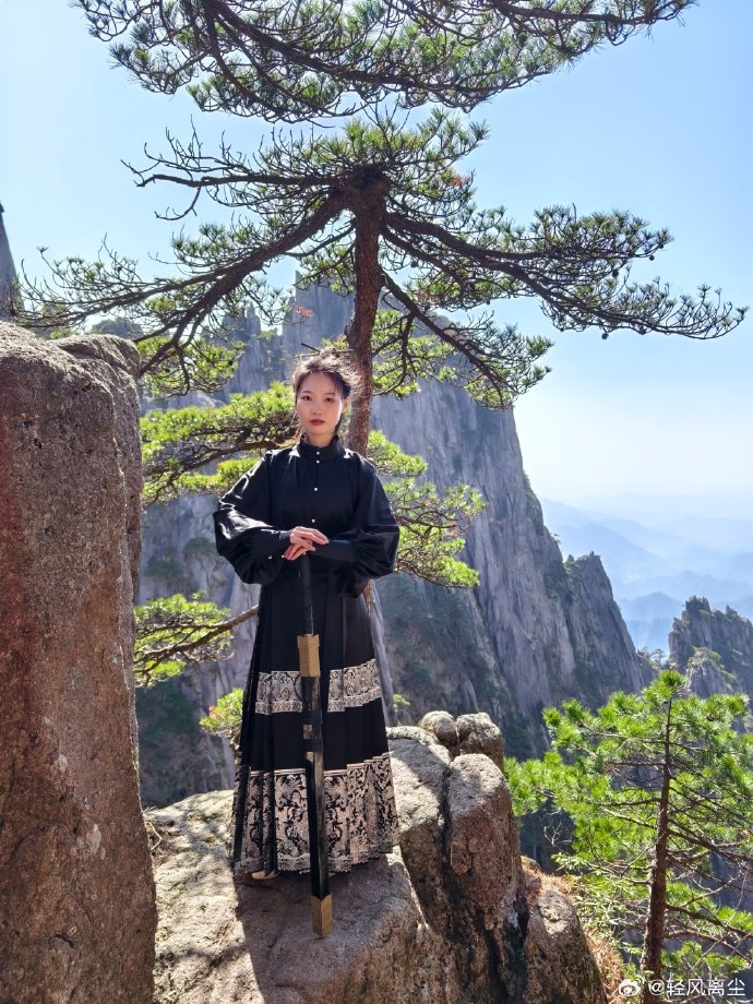 美女老外穿漢服打卡黃山云海，美女老外漢服打卡黃山云海美景