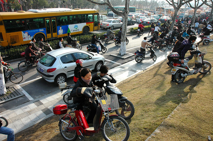 電動車數(shù)量激增導致的校園擁堵問題探究，校園電動車數(shù)量激增引發(fā)的擁堵問題探究