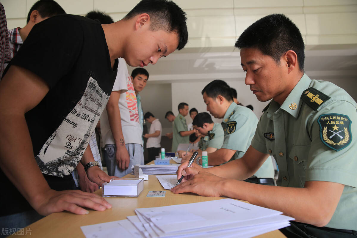 在學(xué)校報(bào)名參軍與在家報(bào)名的區(qū)別，一種選擇兩種情境，學(xué)校與家庭報(bào)名參軍，不同選擇下的兩種情境對(duì)比